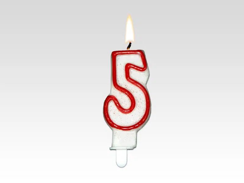 Tortové sviečky čísla s červeným okrajom