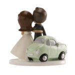 Svadobná figúrka novomanželia s autíčkom
